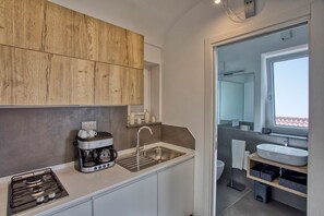 Kühlschrank, Mikrowelle, Herdplatte, Wasserkocher mit Kaffee-/Teezubehör