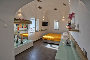 Iron/ironing board, WiFi, bed sheets - Olive House, luxury retreat (furore)