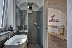 Douche, sèche-cheveux, bidet, serviettes fournies