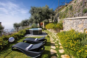 Outdoor spa tub - Olive house, luxury retreat (furore)
