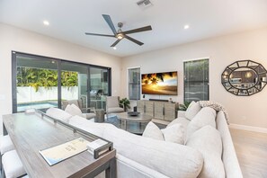 Smart-TV, Tischfußball, Tischtennisplatte, Bücher