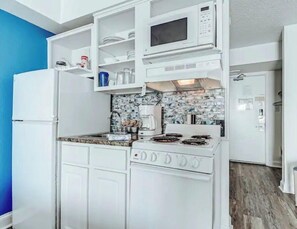 Fridge, microwave, oven, stovetop - Ocean front comfy condo w/kitchen, sleeps 4 (Myrtle Beach)