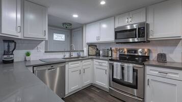 Frigorífic, microones, forn i placa de cuina