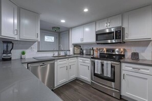 Frigorífico, microondas, horno y placa de cocina