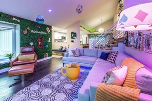 Una televisión, una oficina