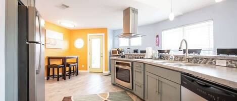 Refrigerador, microondas, horno, placa de cocina