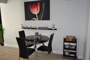 Apartamento, 1 quarto (Church Street) | Ferros/tábuas de passar roupa, roupa de cama