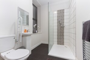 Apartment, 2 Bedrooms, Ground Floor | Bathroom | Towels - Kings Court (Blackpool)