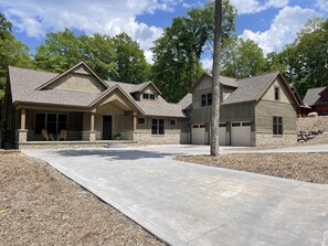 Exterior - Golfers and Skiers Delight! Amenities galore in Boyne Mountain ski in/out fast! (Boyne Falls)