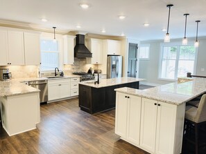 Fridge, microwave, oven, stovetop - Golfers and Skiers Delight! Amenities galore in Boyne Mountain ski in/out fast! (Boyne Falls)