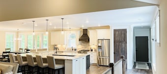 Golfers and Skiers Delight! Amenities galore in Boyne Mountain ski in/out fast!