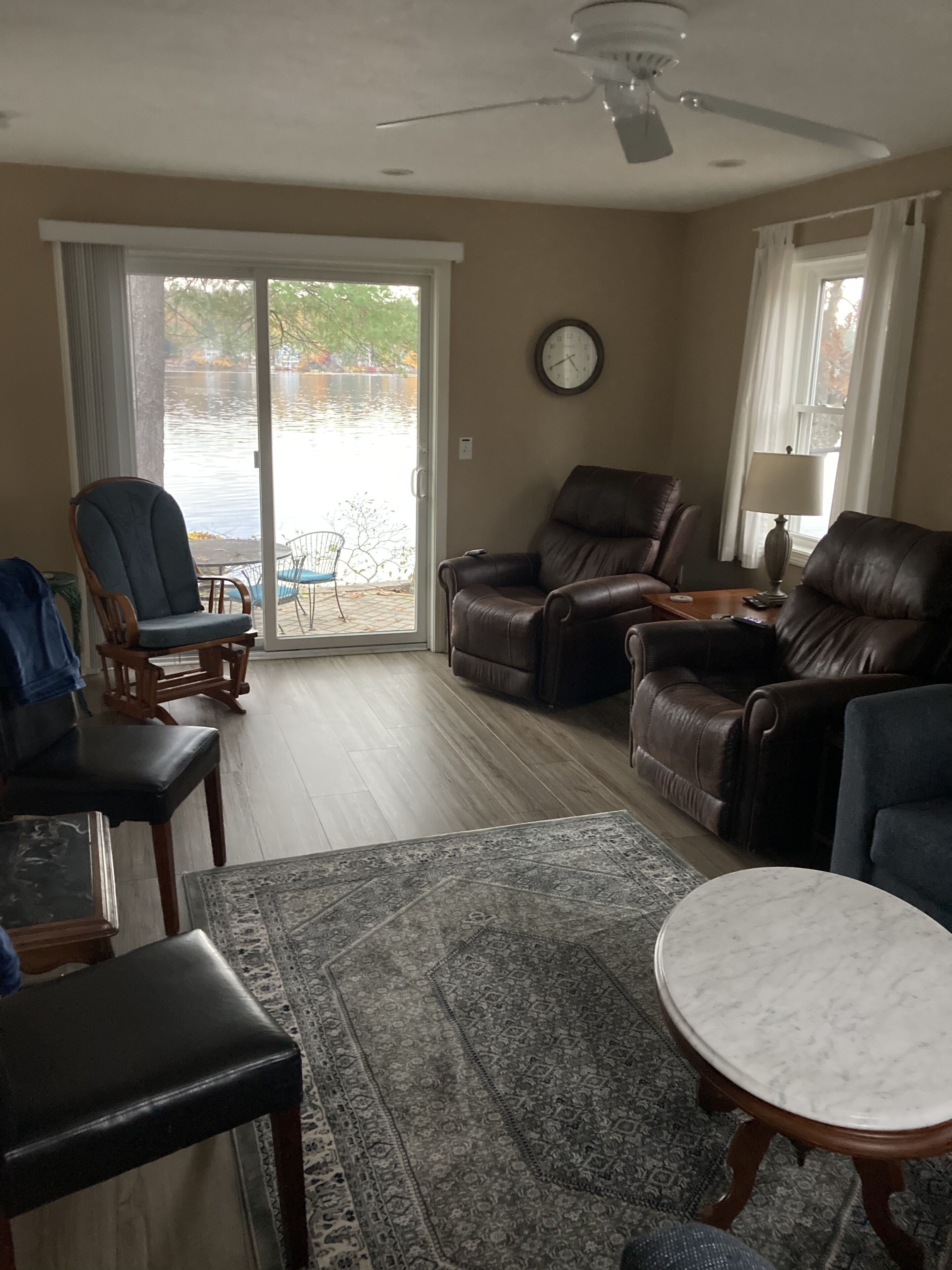 TV connectée, cheminée, livres, chaîne hi-fi