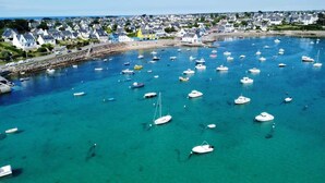 A coastal town with numerous boats anchored in a clear blue harbor. - Avel Vaez - Charming house at 2 steps from the Aber Wrach (Landéda)