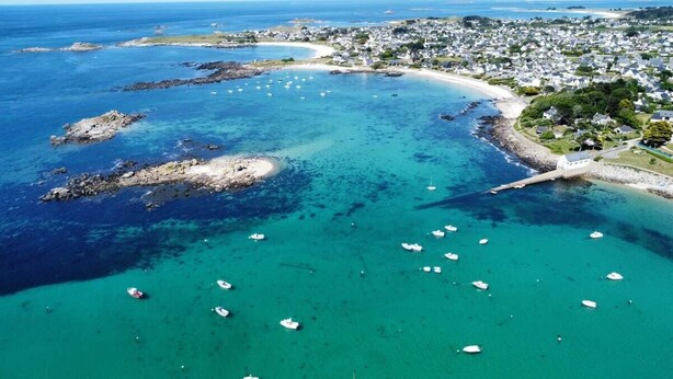 An aerial view of a coastal town with clear turquoise waters, boats, and residential buildings. - Avel Vaez - Charming house at 2 steps from the Aber Wrach (Landéda)