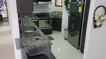 Refrigerador, microondas, horno y parrilla de estufa