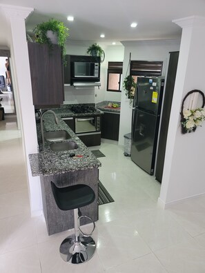 Refrigerador, microondas, horno y parrilla de estufa 