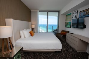 3 makuuhuonetta, tallelokero huoneessa, työpöytä, silitysrauta/-lauta