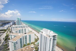 Am Strand, Liegestühle, Strandtücher