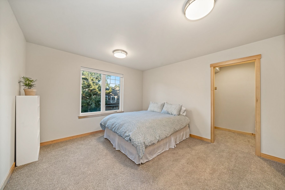 newly built home / Dog Friendly / Close to the Beach