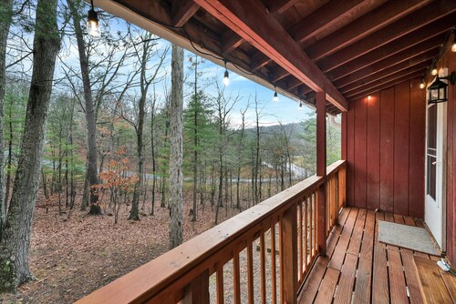 Cozy Cabin with Chill Vibes & Modern Conveniences