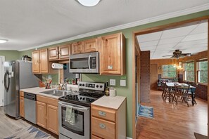 Fridge, microwave, oven, stovetop - Cozy Cabin with Chill Vibes & Modern Conveniences (Hedgesville)