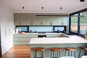 Fridge, microwave, oven, stovetop - Wally Jane's Warburton (Warburton)