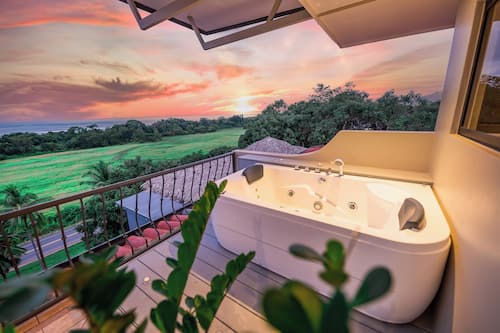 Ocean Suite with Jacuzzi | Draps en coton égyptien, literie de qualité, couette en duvet, minibar
