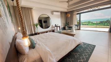 Ocean Suite with Jacuzzi | Egyptian cotton sheets, premium bedding, down comforters, minibar