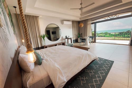 Ocean Suite with Jacuzzi | Draps en coton égyptien, literie de qualité, couette en duvet, minibar