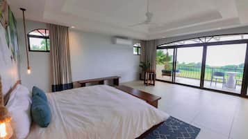 Ocean Suite with Jacuzzi | Seprai katun Mesir, seprai premium, selimut bulu angsa, dan minibar