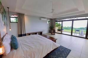 Ocean Suite with Jacuzzi | ملاءات من القطن المصري وأغطية فراش متميزة وألحفة محشوة بالريش وميني بار