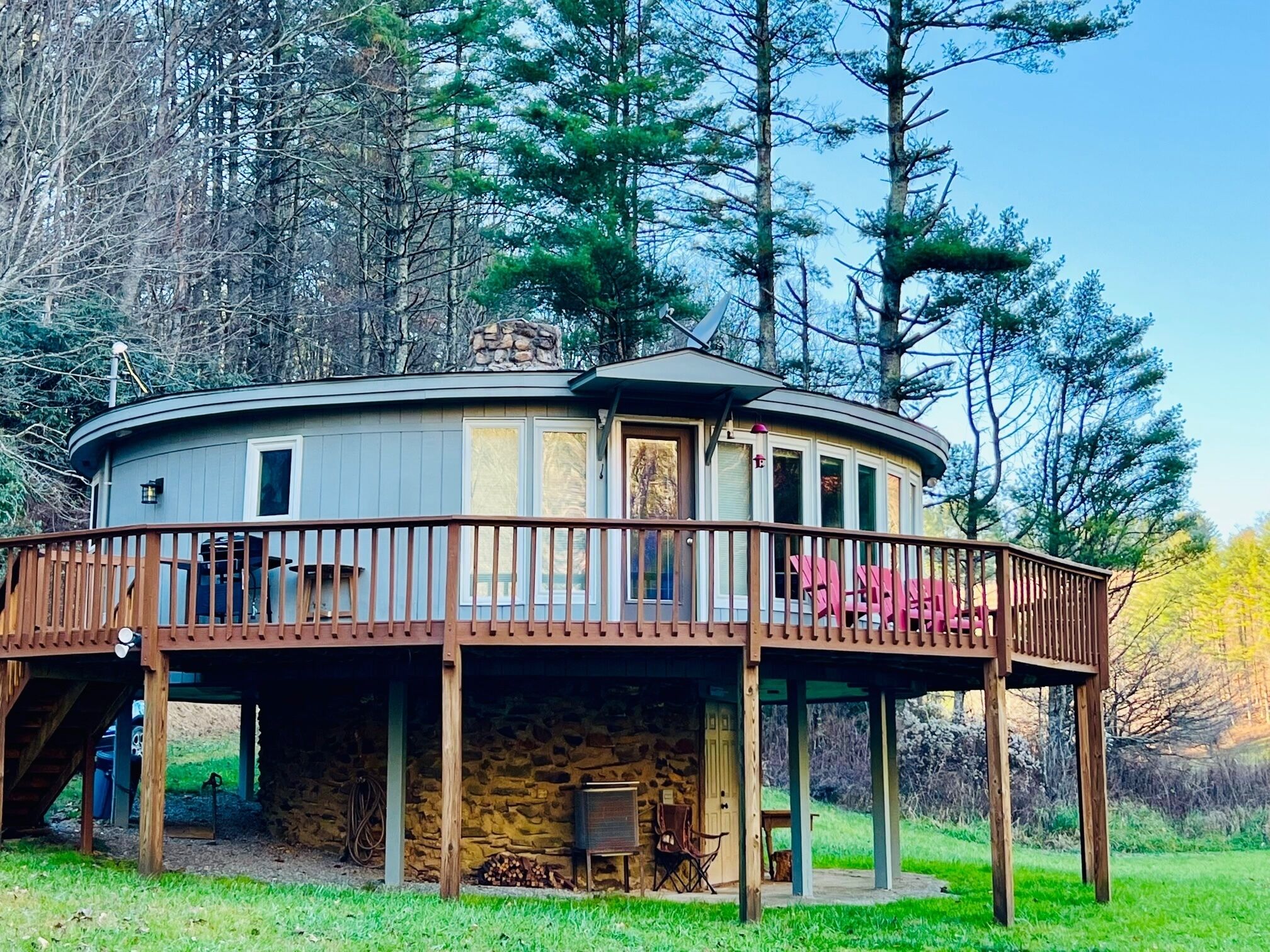 Cabin on the New River with large deck to enjoy!