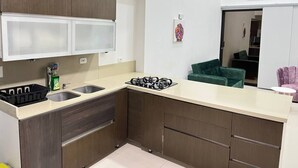 Una cucina moderna con piano cottura a gas, due lavandini e mobili in legno.