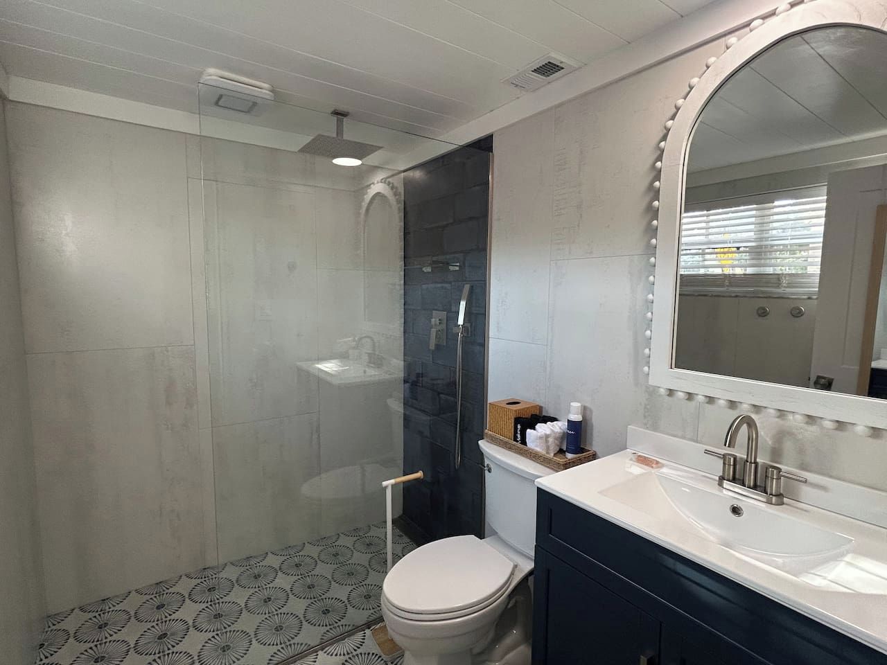 Une salle de bain équipée d’une douche, de toilettes, d’un lavabo et d’un meuble-lavabo.