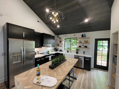 Mod chic 2BR Fire Pit, Corn Hole Court, Pets welcome, close to CLT attractions