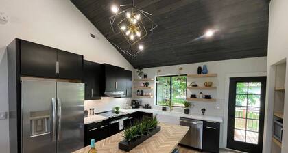 Mod chic 2BR Fire Pit, Corn Hole Court, Pets welcome, close to CLT attractions