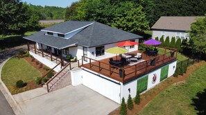 Exterior - Mod chic 2BR Fire Pit, Corn Hole Court, Pets welcome, close to CLT attractions (Cramerton)