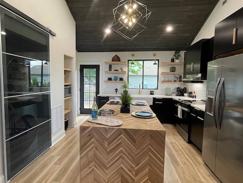 Mod/2BR fire pit+corn hole+bikes+kayaks+private golf+gym+pass. Close to CLT