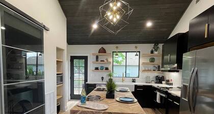 Mod/2BR fire pit+corn hole+bikes+kayaks+private golf+gym+pass. Close to CLT