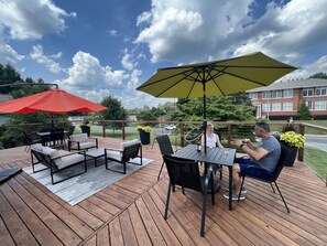 Outdoor dining - fire pit+corn hole+bikes+kayaks+gym+golf pass | Art inspired retreat (Cramerton)