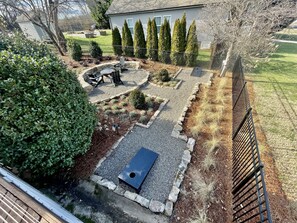 Outdoor dining - fire pit+corn hole+bikes+kayaks+gym+golf pass | Art inspired retreat (Cramerton)