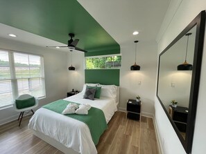 4 bedrooms, desk, iron/ironing board, free WiFi - fire pit+corn hole+bikes+kayaks+gym+golf pass | Art inspired retreat (Cramerton)