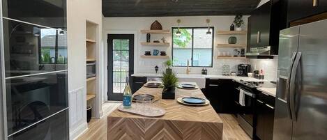 Refrigerador, microondas, horno y parrilla de estufa