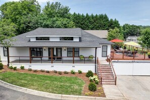 Exterior - fire pit+corn hole+bikes+kayaks+gym+golf pass | Art inspired retreat (Cramerton)