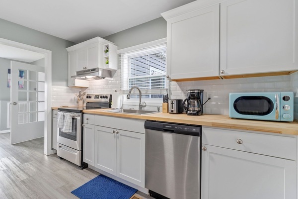 Een koelkast, een magnetron, een oven, een kookplaat