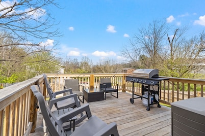 Pet Friendly/4 BR/2 Game Rooms w/Pool Table & Xbox, 10 Min to Downtown, Sleeps 8