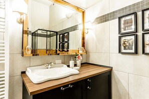 Shower, hair dryer, bidet, towels