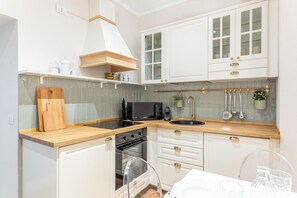 Kühlschrank, Mikrowelle, Ofen, Herdplatte