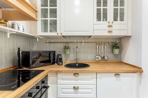 Frigorifero, microonde, forno, piano cottura