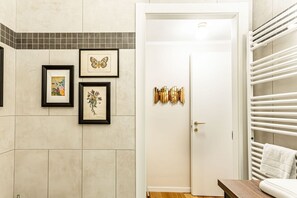 Dusche, Haartrockner, Bidet, Handtücher